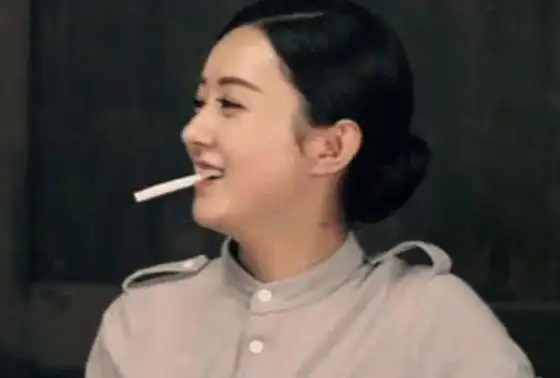 郑爽街边抽烟被拍明星抽烟各显其态有人可爱有人霸气