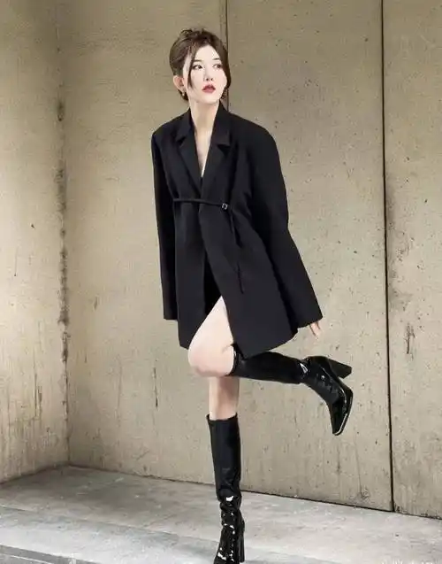 微胖的张靓颖一身"黑西装 长靴"气场十足,昂首走路带风_黑色_look