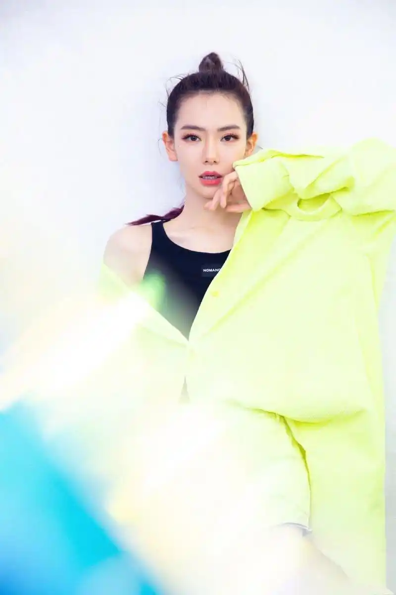 35岁戚薇太会穿了黄绿色短裤套装少女感十足丸子头精致又减龄