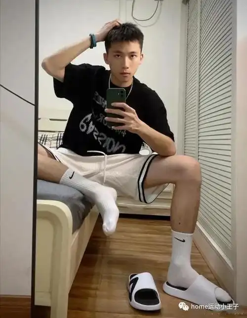 爱自拍的白袜小哥哥,你们喜欢这种类型的男孩子吗?_网易订阅