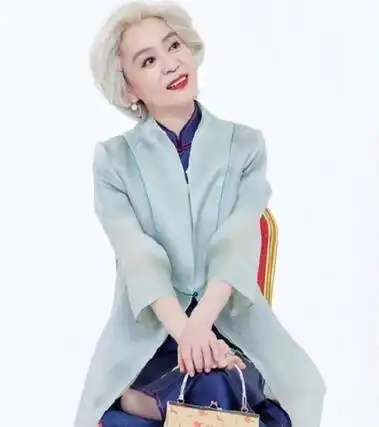 刘雪华屋檐之夏坐凹沙发宅出新高度为2犬结束10年独居