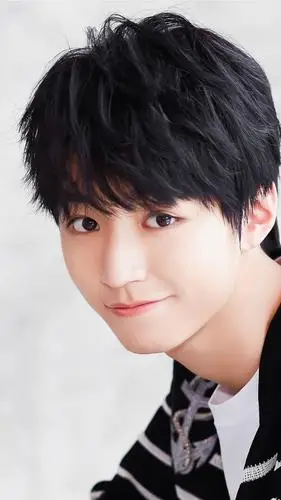 帅气清新的王俊凯时尚魅力写真