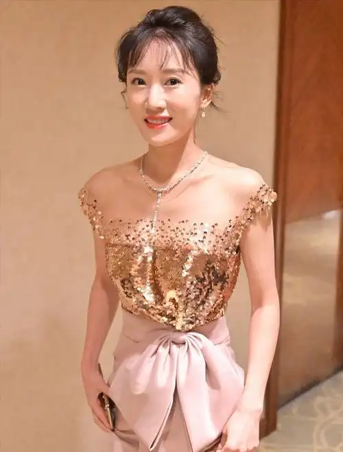 相差3岁的车晓李念穿衣风格大不同一个扮酷一个扮嫩