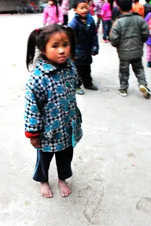 冰天雪地,不能让孩子再打赤脚