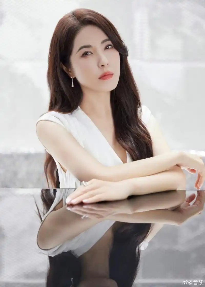 曾黎今天的造型好贵气,不愧是公认女神!  曾黎的气质真是万里挑一,她