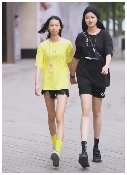 相差5cm闺蜜穿同款t恤,矮的却更显腿长,只因穿了"拉面裤"_姐姐_穿着