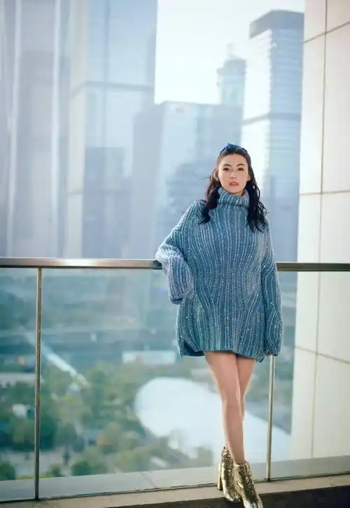 张柏芝穿蓝色毛衣玩"下衣失踪",发带减龄造型仿佛回到18岁_身材_卫衣