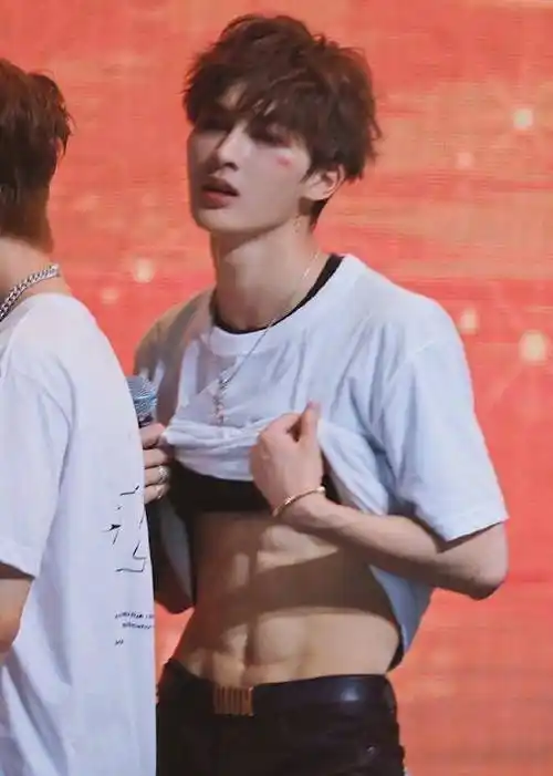 可以说,朱正廷的腹肌是很好看,可是搭配他这个妆容,还有他故意露出