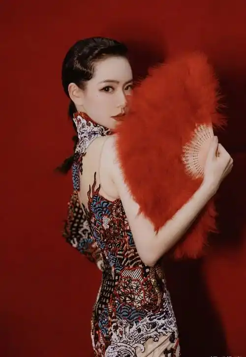 硬照女王戚薇又出新造型,杂志画报不断,没有戚哥驾驭不了的时尚_发型