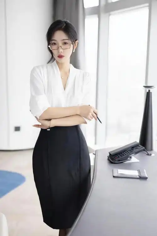 简约风尚款这款眼镜以简约的设计和精致的工艺,展现出职场女性的干练