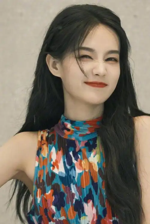 李一桐分享调色盘造型自拍0599 好灵动的美女 笑起来超美的!