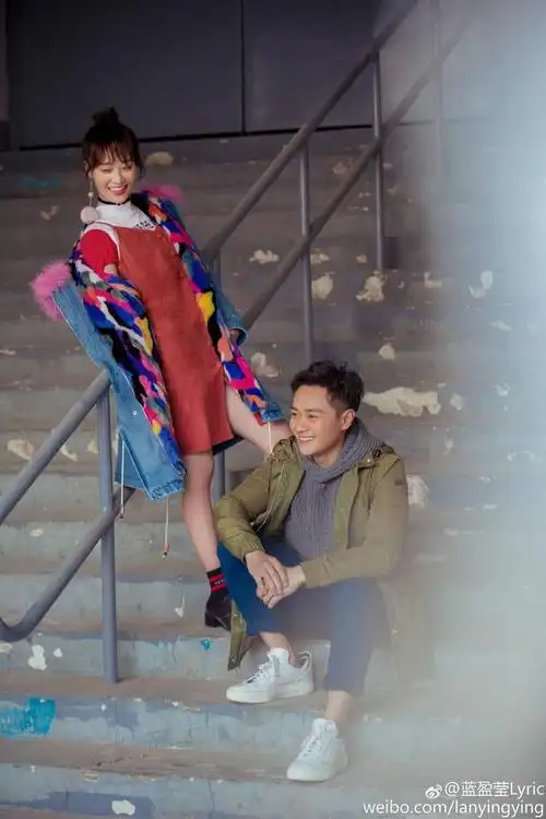 曹骏蓝盈莹相恋两周年,曹骏录制视频表白两人互做亲吻状