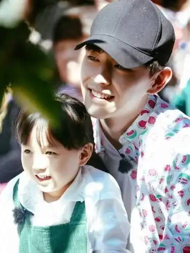 邓伦"闺女"晒近照,7岁已有小长腿,肤白貌美比仙女还仙