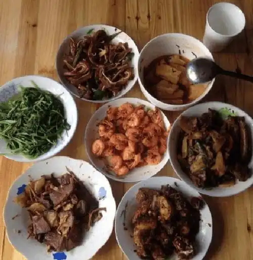 去农村几个舅舅家吃饭这样的饭菜一眼就看出谁家有钱