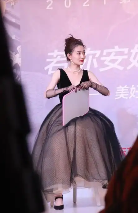 和张铭恩分手后徐璐走出阴影和张翰搂抱捏脸对视满满cp感