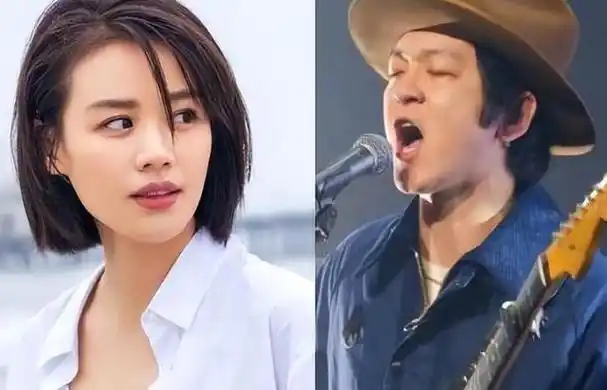 马思纯和男友张哲轩路边散步拥抱,两人看起来好甜蜜