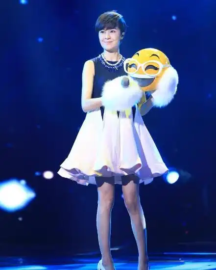 《蒙面唱将猜猜猜》哈哈一笑很倾城是郁可唯.