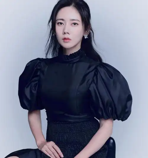 龚俊扯领带动作_龚俊白色衬衣西装儒雅帅气写真_三千图片网