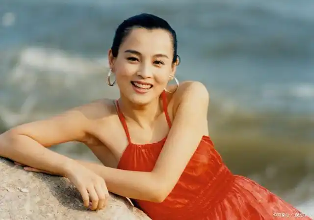 赵明明嘴歪一点不影响她的绝世美貌,李建群和袁立都给她作配