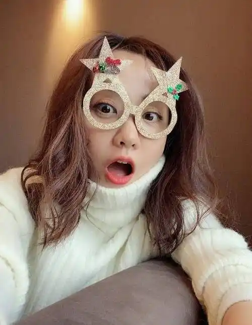 杨蓉与眼镜男居家晚餐被偷拍视频,杨蓉居家贤惠,男子抽烟惹不满_窗户