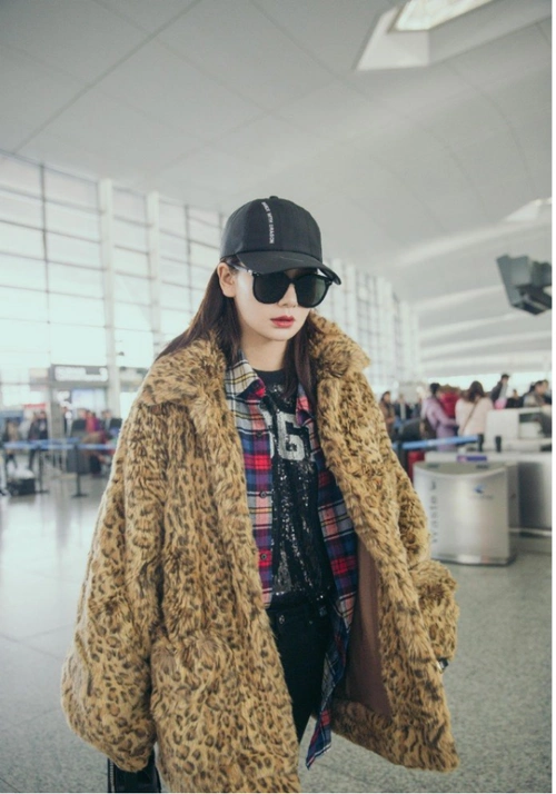 戚薇身穿豹纹外套走机场,内搭格子衬衫 紧身裤真帅气,霸气十足_腾讯