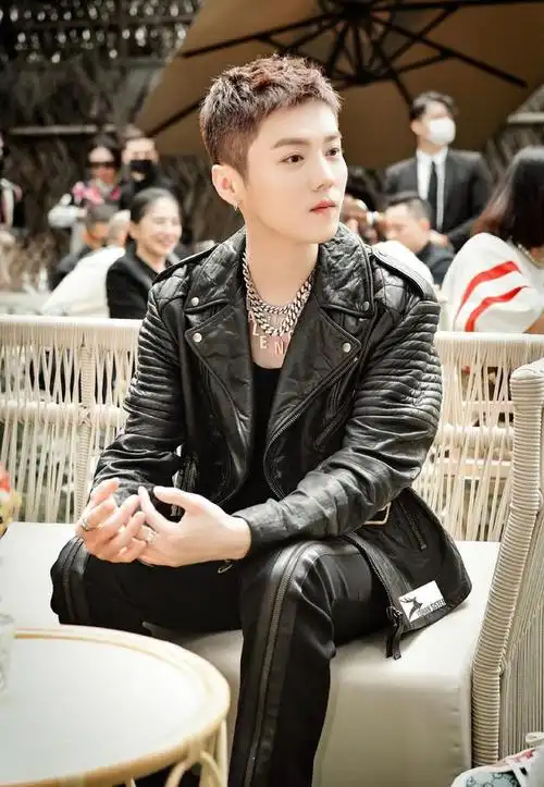鹿晗一改花美男路线!皮衣 寸头亮相古驰大秀,还是缺少男人味!