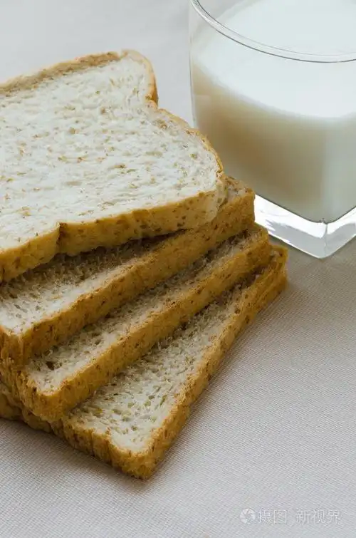 早餐吃片全麦面包和牛奶