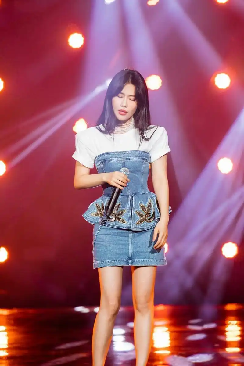 袁娅维穿紧身牛仔裙搭配白色t恤,叠穿也能尽显风格