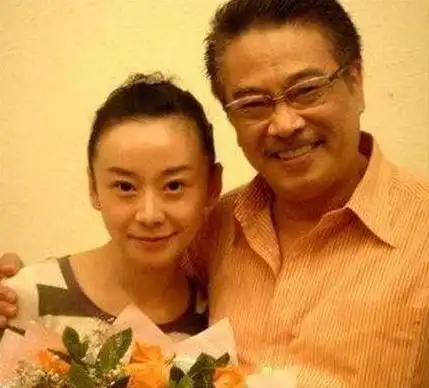 吴孟达的第三任妻子叫侯珊燕,她曾是马来西亚小姐的季军,两人因电影