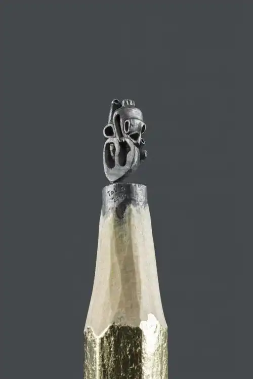 他将笔芯微雕做到极致,作品不足1厘米,需要显微镜才能看清细节