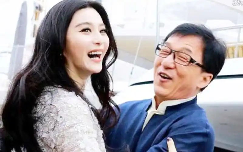 范冰冰和成龙亲密关系曝光,终究还是瞒不住,网友:难怪那么亲密