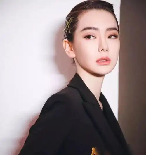 30到40岁的女人别乱做头发试试戚薇的大背头时髦高级更有气场