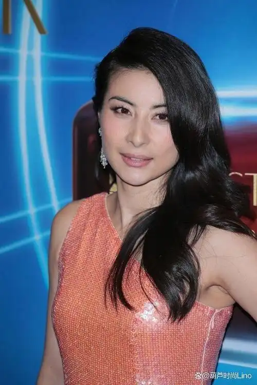 郭晶晶认真打扮起来真美粉裙配黑西装以为会翻车却意外很惊艳