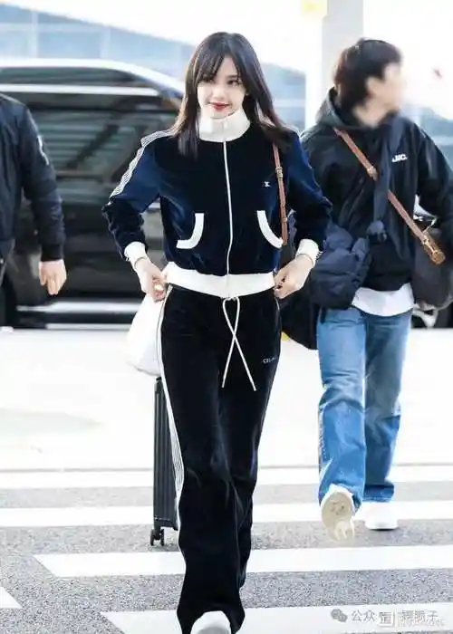 lisa现身机场无人理会,网友:昔日舞台皇后今何在?惊呼落差大