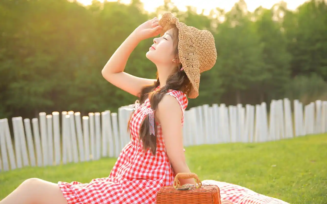 分享一组清纯美女图片壁纸给大家,图片中的女孩甜美可爱,白皙清纯.