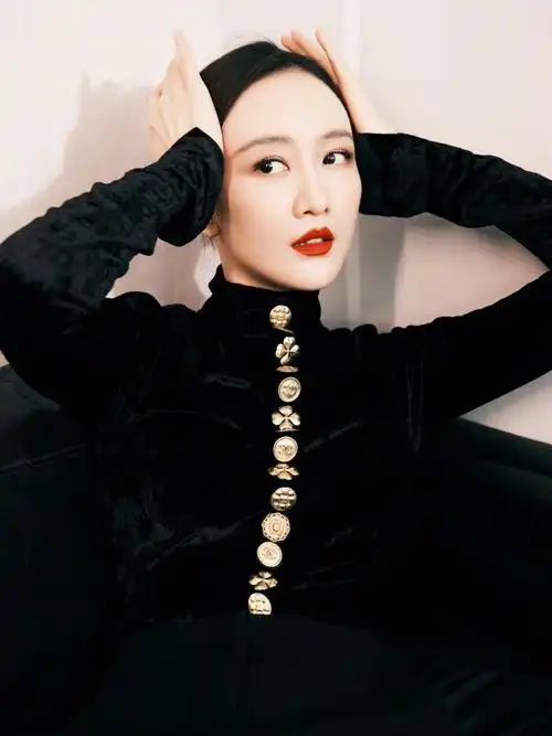 王鸥晒美照女王范十足穿黑装红唇吸睛