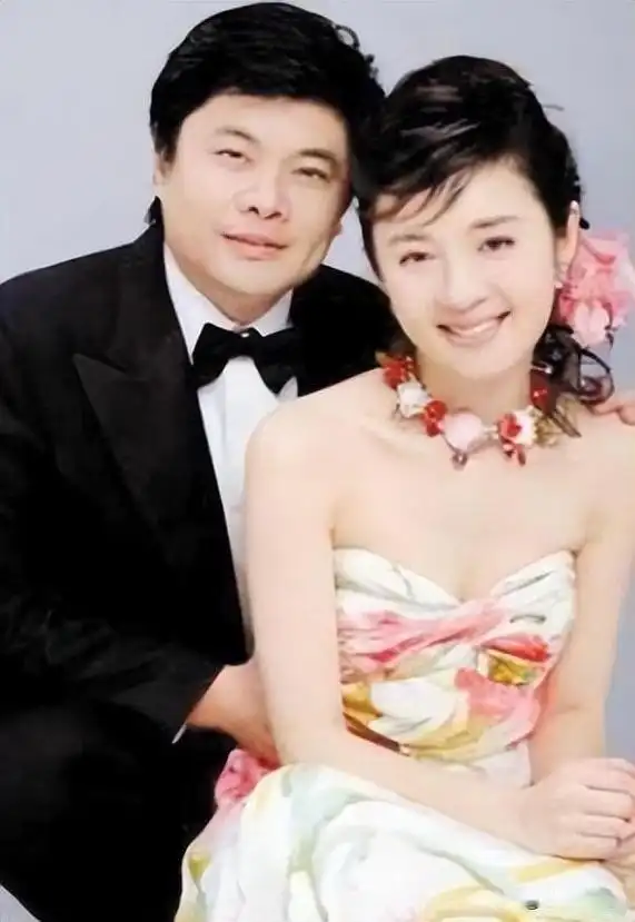 主持人许戈辉:事业当红离开央视,嫁富商后与老公前妻如同姐妹