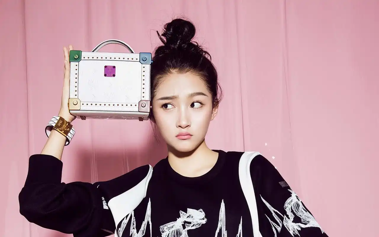 小花旦关晓彤时尚写真壁纸_国民闺女关晓彤