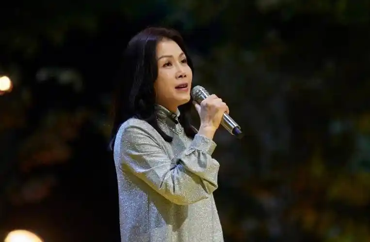 歌手田震久居澳洲曝近况,赏美景吃海鲜大餐,调侃:唱歌才是副业_生活