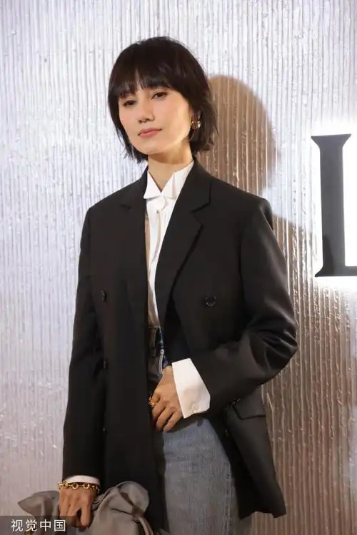 袁泉短发造型出席活动 黑色西装优雅干练 -zaker新闻