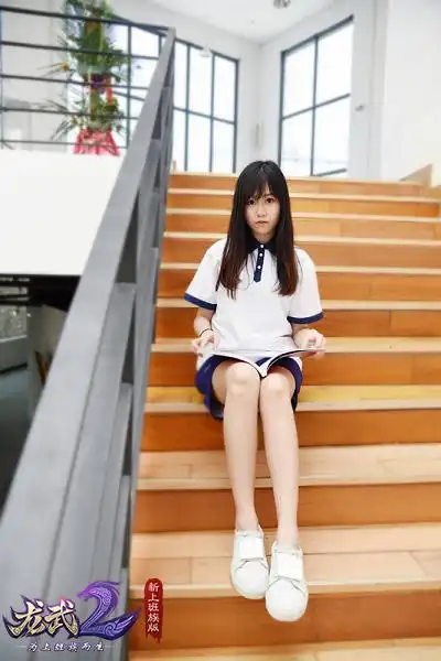 这是00后的女同学龙武2校服萌妹实在养眼