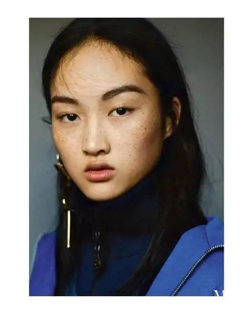 李静雯一张脸颧骨宽,下颌骨方方正正,配上冷漠疏离的表情,冷峻之感