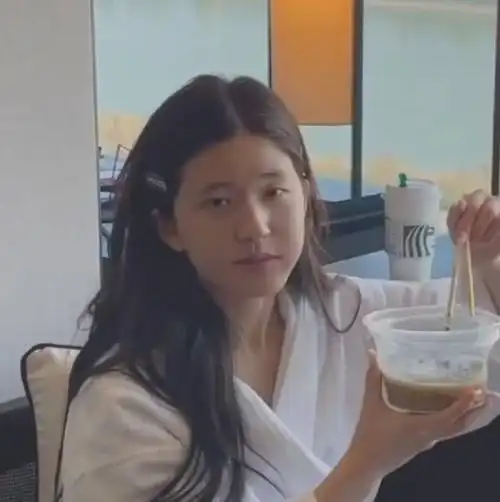 赵露思素颜照被疯传,脸型变圆眼袋大,仿佛像变了个人