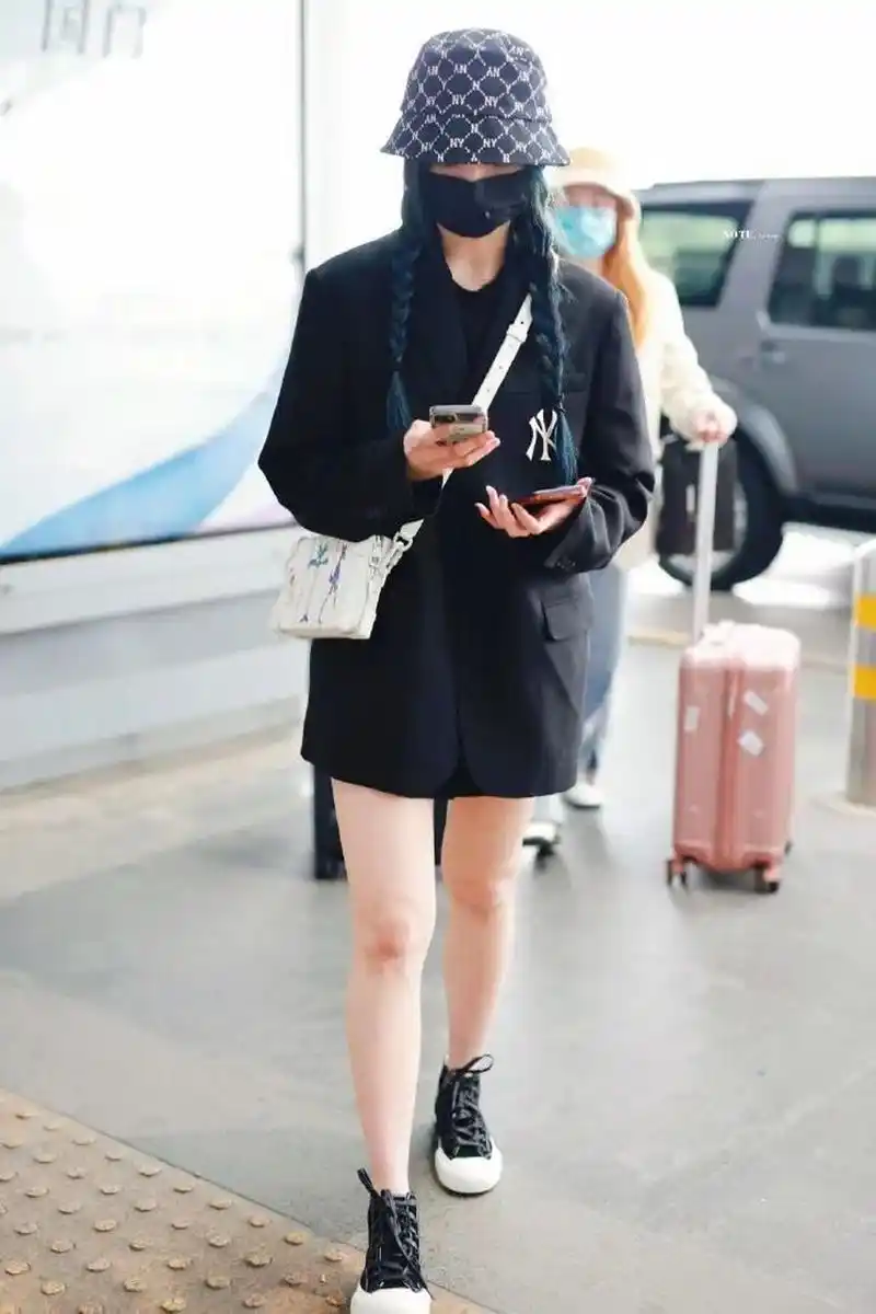 高帮爱好者可以试试硬糖少女303的成员郑乃馨脚上这款artery lx 黑色