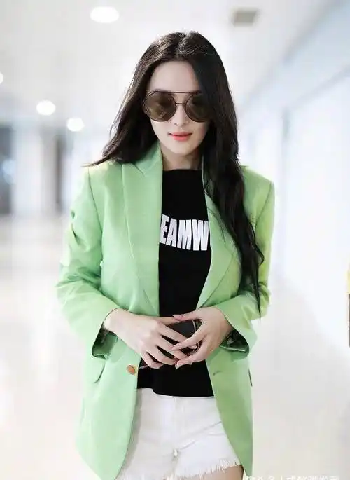 张馨予真是会穿,白衬衣配牛仔裤穿出了高端感,简约时尚又显气质_服装