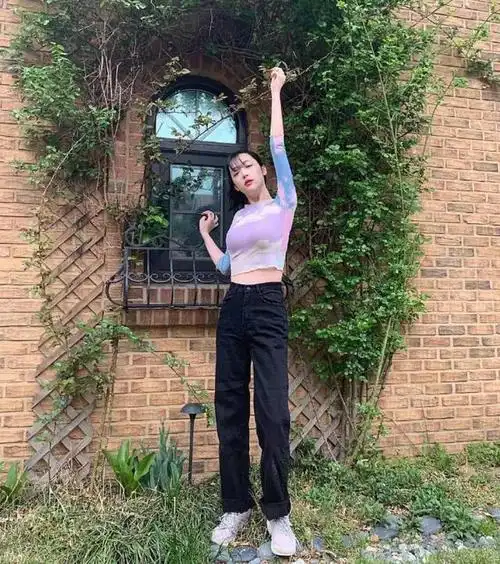 雪莉新照大秀长腿好身材,敞开裤子扣博眼球,引网友热议不断!