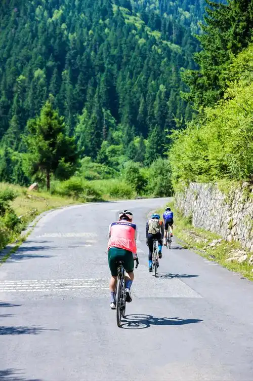 挑战绝美自行车赛道!415名选手川西演绎"速度与激情"