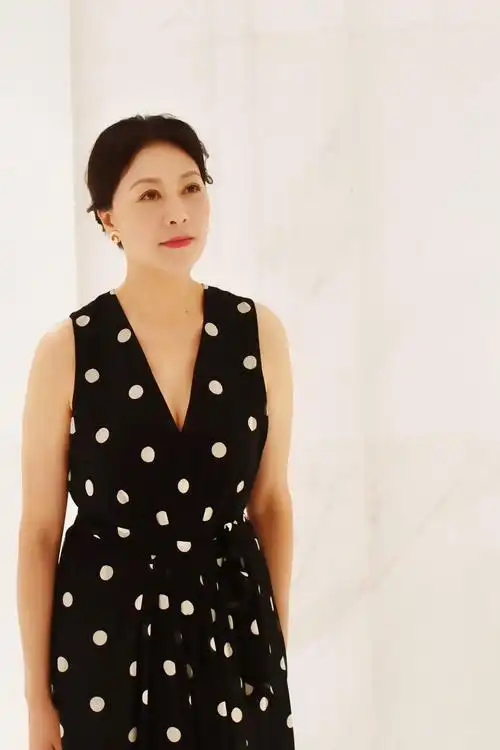 八子剧组亮相上海国际电影节岳红尽显优雅端庄