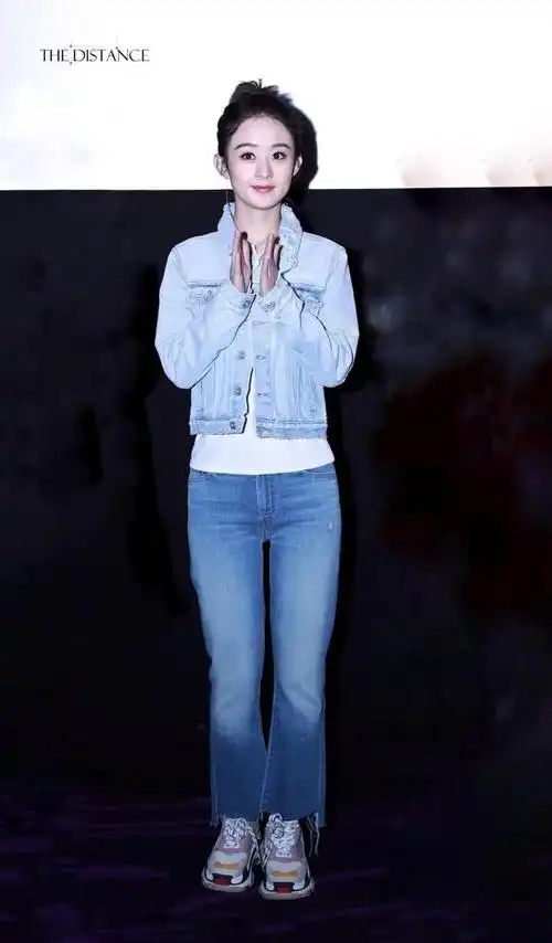 赵丽颖真瘦,牛仔阔腿裤都撑不起,网友:这张脸简直不敢评价