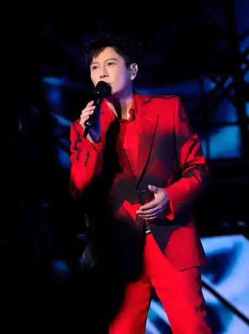 张信哲,人称"情歌王子",以其独特的嗓音和深情的演绎.